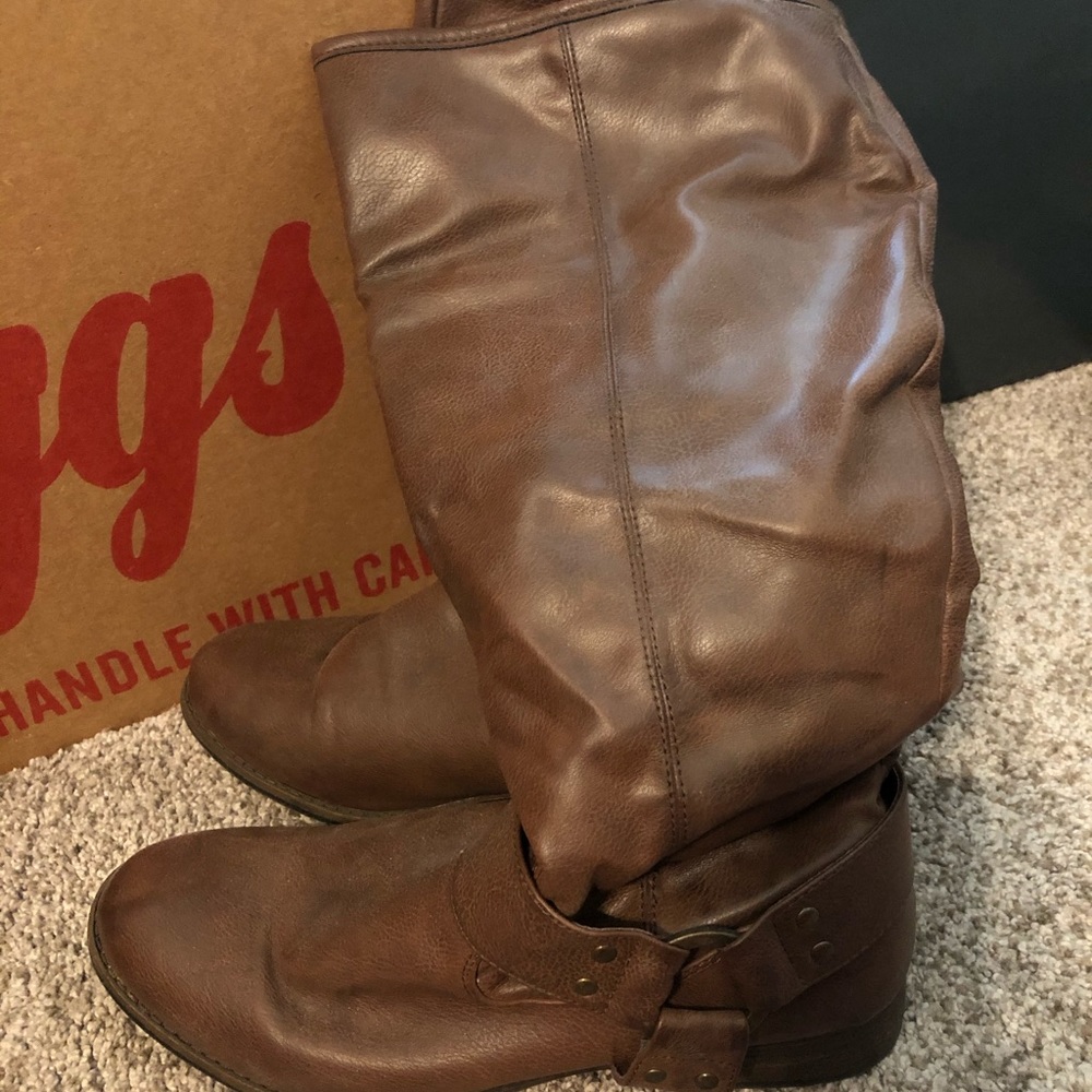 Brown boots.